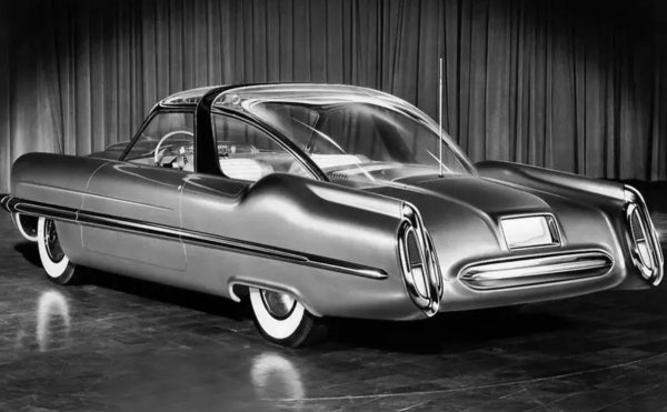 С автоматична скоростна кутия с бутон, XL-500 трябва да осигури безпроблемно шофиране. Проблемът с температурата заради стъкления покрив е решен с внедряването на климатик, като превозното средство разполага и с телефон.